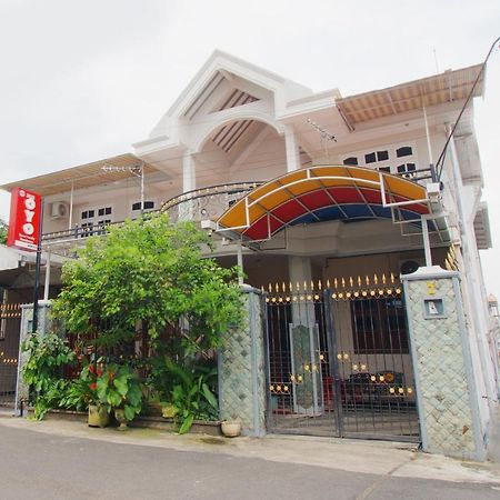 Oyo 3026 Nurul Family Residence Malang Exterior photo